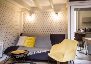 So Sweet Capitole في تولوز: غرفة نوم بسرير ومخدة صفراء وطاولة