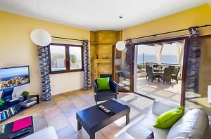 Area tempat duduk di Villa Agnanti Exceptional Secluded Tranquil Sunset Beach Villa