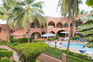 een uitzicht op een resort met een zwembad en palmbomen bij Airport Hotel Casino du Cap-vert in Dakar