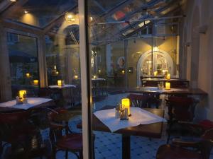 ザールルイにあるHotel Altes Pfarrhaus Beaumaraisのテーブルと椅子(照明付)が備わるレストラン