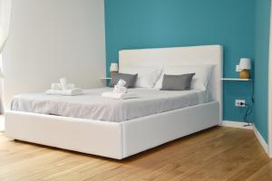 A bed or beds in a room at 315 Via Roma Rooms centro