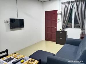 TV a/nebo společenská místnost v ubytování Laman Hanaz - Homestay Aufa