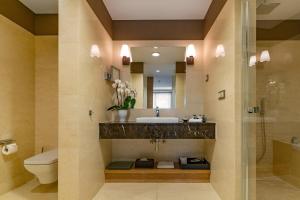 łazienka z umywalką i toaletą w obiekcie Tiffi Boutique Hotel w Olsztynie