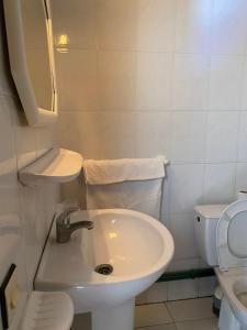 bagno bianco con lavandino e servizi igienici di Le Lagon Bleu Oualidia a Oualidia