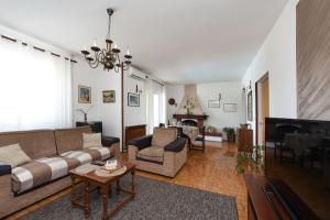 een woonkamer met een bank en een tafel bij Villa Meštrović in Zadar