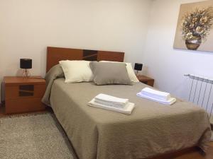 um quarto com uma cama com duas toalhas em Casa Porta de Santiago em Pinhel