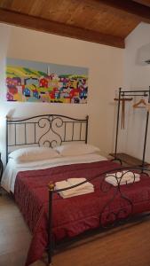 Residenza delle Grazie في Miglionico: غرفة نوم بسرير كبير مع بطانية حمراء