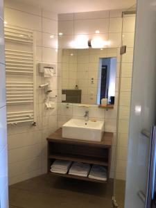 un bagno con lavandino e specchio di Gasthof Süss a Oberkappel