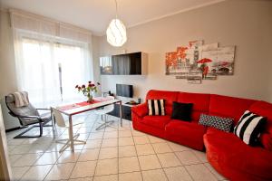 A television and/or entertainment centre at Appartamento nel cuore di Arona - box privato