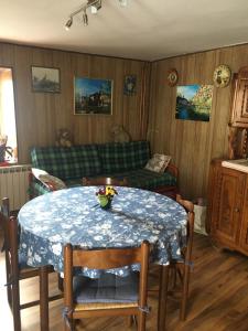uma sala de estar com uma mesa e um sofá em Casa Miki em Roure Turin