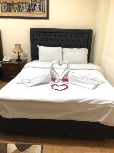 Uma cama ou camas num quarto em Best View Pyramids Hotel