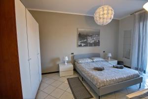 A bed or beds in a room at Appartamento nel cuore di Arona - box privato