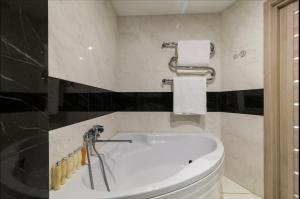 Phòng tắm tại Luxury 2-bedroom Most City Area, center