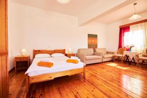 Nerida Beachfront Villas في Plimmiri: غرفة نوم مع سرير وغرفة معيشة