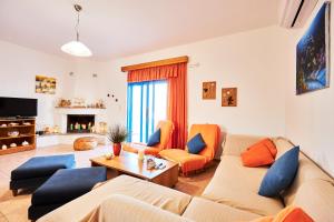 TV a/nebo společenská místnost v ubytování Nerida Beachfront Villas