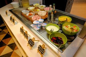 ein Buffet mit Schalen Essen auf der Theke in der Unterkunft Holiday Inn Warrington, an IHG Hotel in Warrington