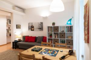 ein Wohnzimmer mit einem Sofa und einem Tisch in der Unterkunft Dimora Certosa - Milano in Mailand