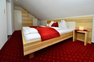En eller flere senge i et værelse på Gasthof Wunder