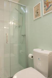 La salle de bains est pourvue de toilettes et d'une douche en verre. dans l'établissement Central Turquoise Studio, à Lisbonne