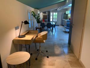 salon ze stołem i krzesłami w pokoju w obiekcie Maison avec patio et jacuzzi w mieście Saint-Rémy-de-Provence