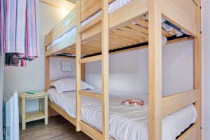 a bunk bed with two beds in a room at Résidence Pierre & Vacances La Pinède in Hyères