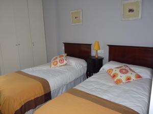 twee bedden naast elkaar in een kamer bij Las Brisas Bahia Marbella in Marbella +16 foto's