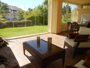 een woonkamer met een bank en een tafel bij Las Brisas Bahia Marbella in Marbella