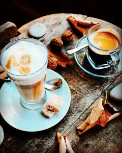 duas chávenas de café sentadas numa mesa de madeira em Akropolis Guest House em Bergama