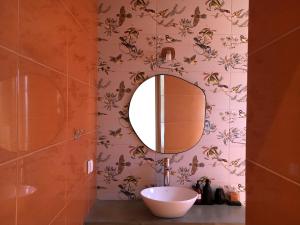 a bathroom with a sink and a mirror at Villa Várzea Design Nest in Várzea