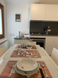 een keuken met een tafel met een bord en wijnglazen bij Ca' Berto Apartment in Venetië