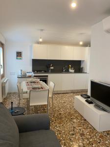un soggiorno con tavolo e cucina di Ca' Berto Apartment a Venezia