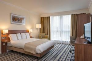 โทรทัศน์และ/หรือระบบความบันเทิงของ Holiday Inn Colchester, an IHG Hotel