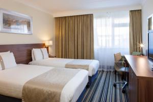 Pokój hotelowy z 2 łóżkami i biurkiem w obiekcie Holiday Inn Colchester, an IHG Hotel w mieście Colchester