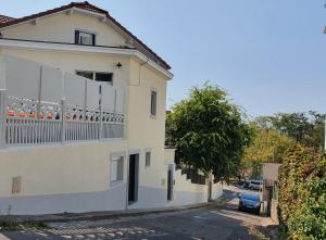 un edificio blanco con balcón en una calle en Stop Chez M Select Street # Qualité # Confort # Simplicité en Saint-Fons