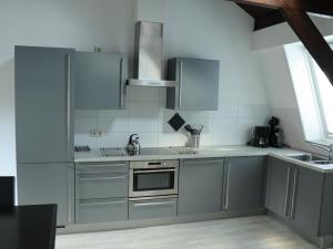 una cocina con electrodomésticos de acero inoxidable y fregadero en DortDomburg, en Domburg