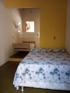1 dormitorio con 1 cama en una habitación con ventana en Casa Repousar, en Lençóis