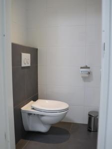 Un baño con un inodoro blanco en una cabina. en DortDomburg, en Domburg 13 fotos más