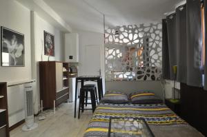 - une chambre avec un lit et une table dans l'établissement Beaublache Résidence studios meublés, à Grenoble