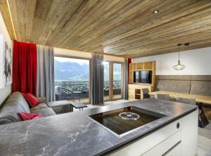 TV a/nebo společenská místnost v ubytování Sporerhof Dolomitenlogen