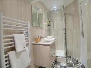 a bathroom with a sink and a shower at Stop Chez M Select Sense # Qualité # Confort # Simplicité in Saint-Fons