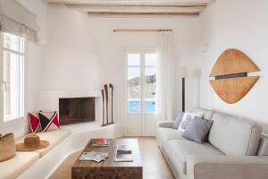 A television and/or entertainment centre at Agl Luxury Villas Mykonos Villa Apollonia