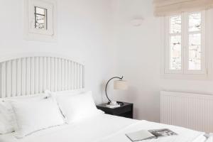 A bed or beds in a room at Agl Luxury Villas Mykonos Villa Apollonia Még 23 kép
