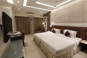 The Flora Grand, Vasco, Goa的电视和/或娱乐中心
