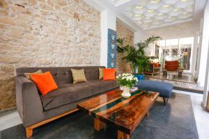 sala de estar con sofá y mesa en Suite Azur Hotel, en Essaouira