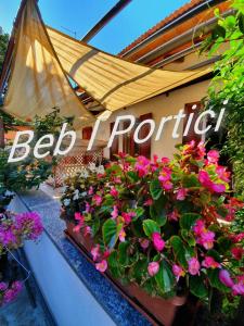 a sign for a be prepared flower shop with flowers at BeB I PORTICI in Cernobbio