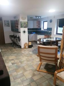 uma sala de estar com piso em azulejo e uma mesa em Apartma Gače em Semič