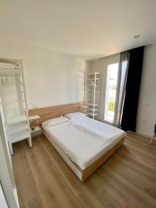 ein Schlafzimmer mit einem Bett und einem großen Fenster in der Unterkunft Residenza Acqva di Mare in Cagliari