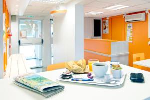 einen Teller Essen auf einem Tisch in einem Büro in der Unterkunft Premiere Classe Blois Nord in Blois