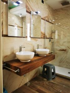 łazienka z 2 umywalkami na drewnianym blacie w obiekcie SARACENO HOTEL w mieście Vibo Marina