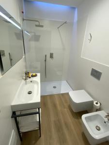 ein Bad mit einem WC, einem Waschbecken und einer Dusche in der Unterkunft Residenza Acqva di Mare in Cagliari